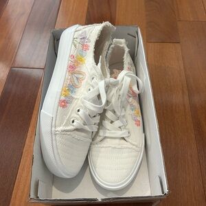 Blowfish Malibu Youth Girl's Vivid 2 Kids Sneaker size 4M